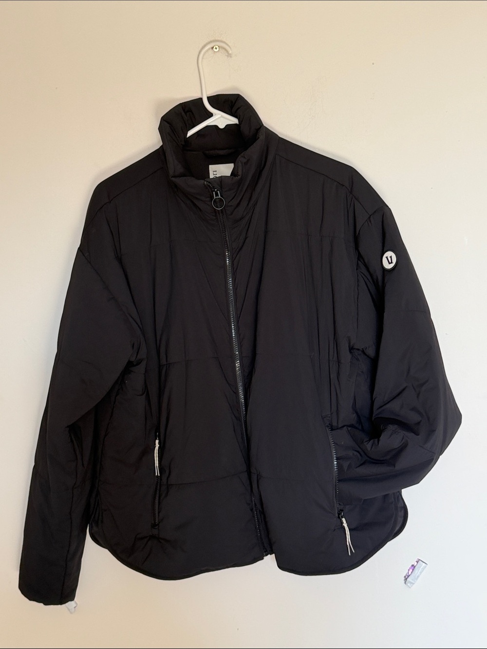 Vuori Black Cropped Puffer Jacket size large - Picture 6 of 8